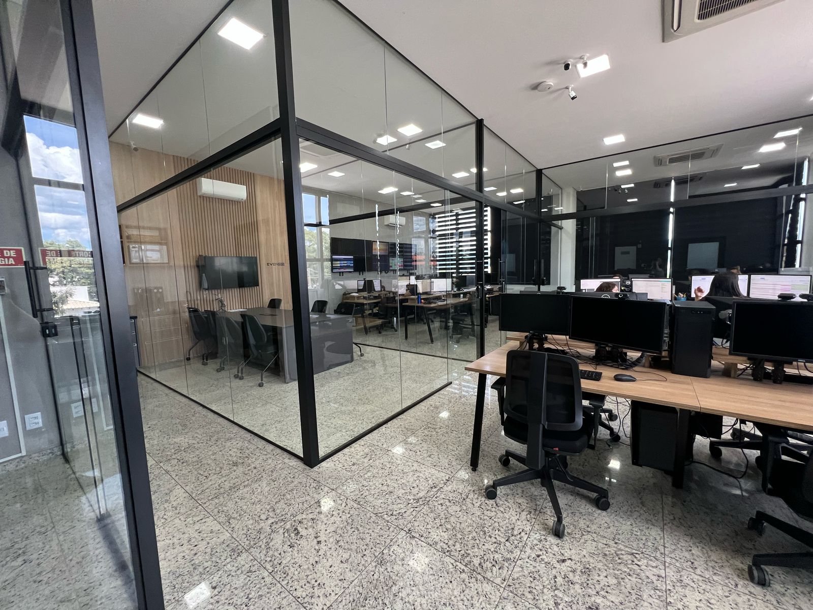 Escritório que mostra ambiente da empresa