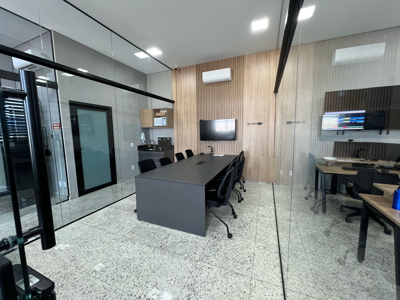 Escritório que mostra ambiente da empresa